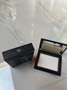 NARS Translucent Crystal Pressed Powder - White
